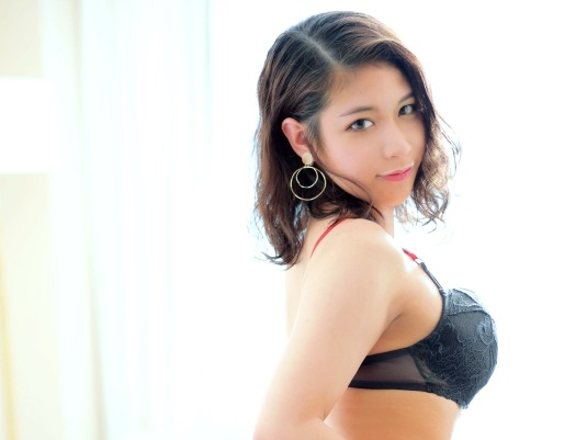 【ジムで汗だくエッチ】けしからんボディのインストラクターお姉さんがチンポを駄肉で挟んで誘惑♡ 騎乗位&バックで腰振りまくり、連続イキが止まらない!