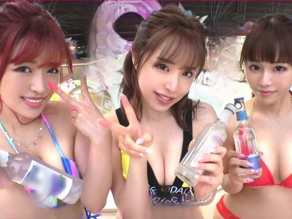 【爆乳素人トリオの青姦パーティー】 Gカップ以上の巨乳美女たちが野外で大胆露出！ 部屋でもエロさ全開のハメまくり♡