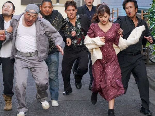【地元NTRの悲劇】帰郷した元カレとの甘い再会も束の間…夜職時代のストーカー客が居場所を突き止め、愛する彼女の体を無理やり奪う！裏切りの夜に響く悲痛な喘ぎ声…
