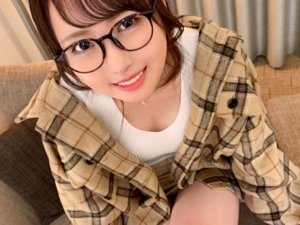 【裏切り浮気SEX】『彼氏ごめんね…』色白パイパンの眼鏡っ子が、禁断の快楽に溺れる！彼氏以外のチ○ポで感じまくり、最後は膣内射精を受け入れる姿は必見！！