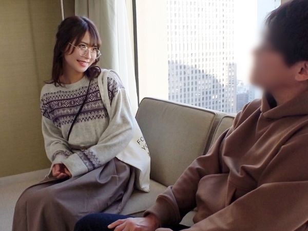 【メガネ受付嬢の裏の顔】『誰にも言わないで…』清楚な見た目とは裏腹に、寂しさを埋めるためにナンパ男とヤリまくる！細い腰をガッチリ掴んでバックで激ピストン！♡