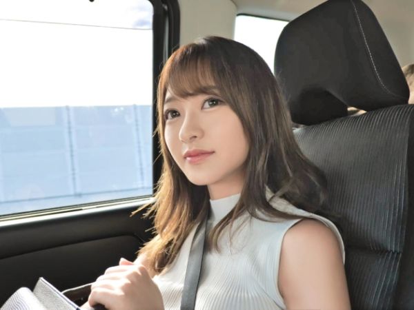 【宅配美少女】『ドキドキしちゃう…』スレンダー美少女が素人男性宅に突撃!甘いキスからフェラご奉仕→手つなぎSEXで激ピストンに悶絶!