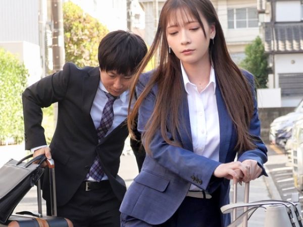 【出張先で女上司の寝取り痴女プレイ】「どっちが気持ちいいか選んで？」相部屋の後輩君を誘惑！彼女以上のテクで搾り取る、エロすぎる痴女化セックスで後輩君はもうメロメロ！