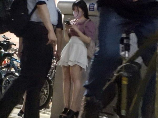 【童顔少女をホテルで】街で見つけたロリっ娘をホテルに連れ込み！10代のピチピチま〇こにおじさんのデカチンをガン突きピストンで喘ぎまくり！♡