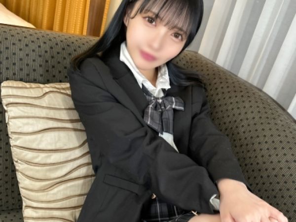 【モテ美少女の裏の顔】スレンダーでパイパンのJKが中年チンポに夢中！久々の密会で騎乗位腰振りまくり♡ハメ撮りで本気の喘ぎ声が漏れちゃう！